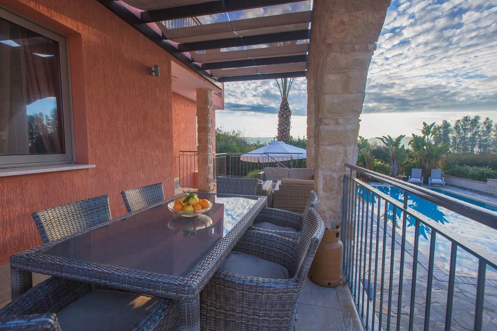 Villa Saraliana Sandy Beach Villas - Heated Pool - Jacuzzi - Private Beach Area Polis Værelse billede